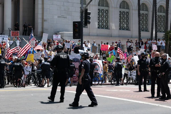 Los Angeles Usa Maja 2020 Policja Utrzymuje Kontrolę Nad Protestującymi — Zdjęcie stockowe