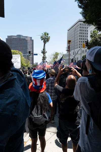 Los Angeles, CA / USA - Mayıs 12020: Yüzlerce Angelenos Coronavirus Quantin 'ini protesto etmek için sokaklarda toplandı