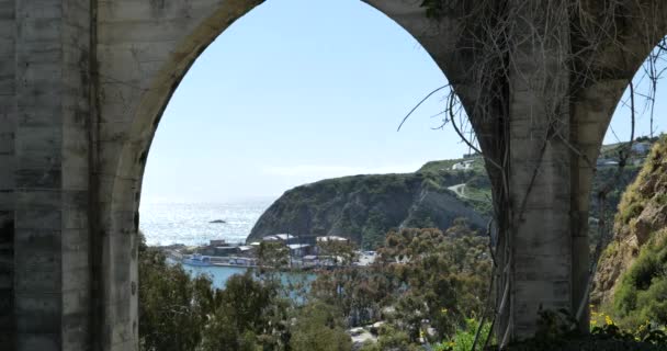 Utsikt Över Stilla Havet Genom Valven Vid Dana Point California — Stockvideo