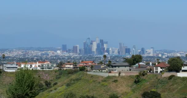 Ζούμαρε Στον Ορίζοντα Του Λος Άντζελες Από Μια Πλαγιά Λόφου — Αρχείο Βίντεο
