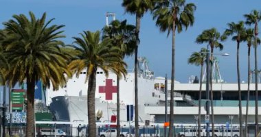 Los Angeles, CA / USA - 19 Nisan 2020: USNS Mercy hastane gemisi Coronavirus salgını sırasında yardım etmek üzere Los Angeles limanına yanaştı