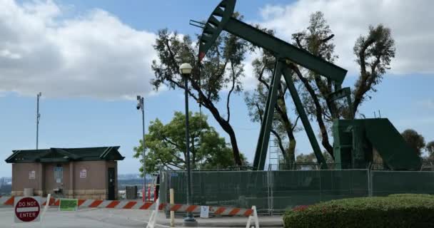 Нафтовий Насос Працює Парку Хіллтоп Сигнал Хілл Каліфорнія Який Закритий — стокове відео