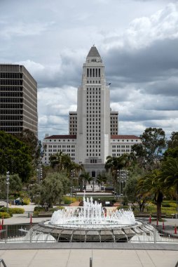 Los Angeles, CA / USA - 9 Nisan 2020: Arthur J. ile Los Angeles Belediye Binası 'nın Iconic görünümü Çeşme ve Grand Park COVID-19 karantinası sırasında terk edilmiş.
