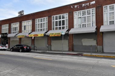 Los Angeles, CA / USA - 28 Nisan 2020: Coronavirus karantina şirketleri kapanmaya zorlarken, perakende mağazalarında kiralama tabelaları görünüyor