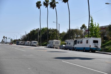 Los Angeles, CA / USA - 2 Mayıs 2020: Los Angeles 'ın güneyinde insanlar yüksek kiralardan kaçarken kampçılar ve karavan hatları caddesi