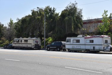Los Angeles, CA / USA - 2 Mayıs 2020: Los Angeles 'ın güneyinde insanlar yüksek kiralıktan kaçarken motorevleri ve karavan hattı caddesi
