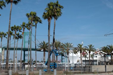 Los Angeles, CA / USA - 19 Nisan 2020: ABD Donanma hastanesi gemisi Mercy COVID-19 salgını sırasında hastanelerden kurtulmak için LA Limanı 'na yanaştı