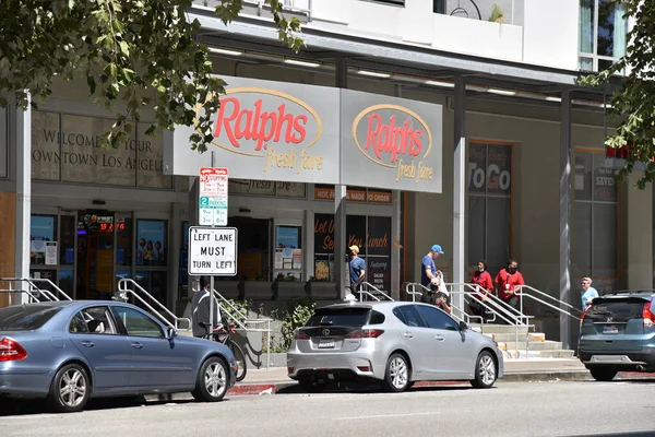 Los Angeles April 2020 Shoppers Employees Face Masks Ralphs Center — стокове фото