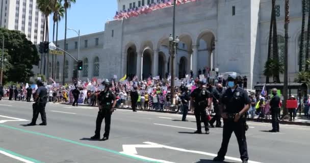 ロサンゼルス Usa 2020年5月1日 警察官のラインは Covid 19隔離に対する市役所集会で抗議者を制御します — ストック動画