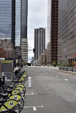 Los Angeles, CA / USA - 9 Nisan 2020: Los Angeles 'taki Grand Street COVID-19 Quantin sırasında terk edildi