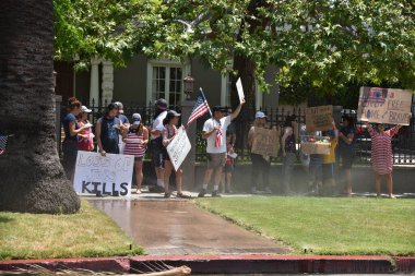 Los Angeles, CA - 8 Mayıs 2020: Belediye Başkanı Garcettis 'in evinin yakınındaki Covid-19 karantina karşıtı protestocuları püskürtmek için fıskiyeler açıldı