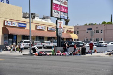 Los Angeles, CA / USA - 8 Mayıs 2020: Coronavirus karantinası şirketleri mağazaları kapatmaya zorlarken, tüccarlar daha fazla malla sokaklara dökülüyor
