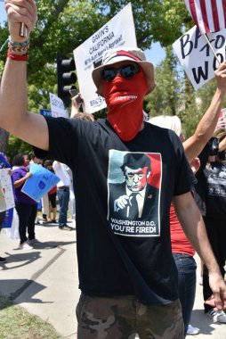 Los Angeles, CA - 8 Mayıs 2020 Washington DC tişörtlü Anti-Covid-19 karantina protestocusu.