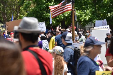 Los Angeles, CA - 8 Mayıs 2020: Covid-19 karşıtı protestocular Los Angeles belediye başkanı Garcettis 'in evinin önünde toplandı