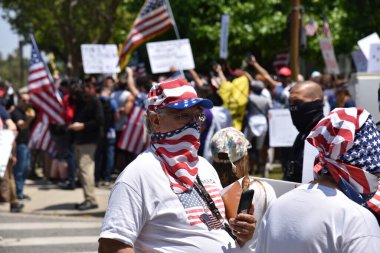 Los Angeles, CA / USA - 8 Mayıs 2020: Anti-Covid-19 protestocuları üçüncü kez Los Angeles 'ta toplandı