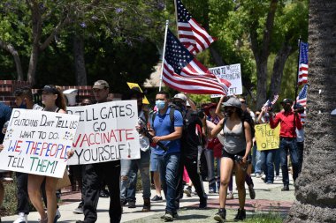 Los Angeles, CA - 8 Mayıs 2020: Covid-19 karşıtı protestocular Los Angeles Belediye Başkanı Garcettis 'in evinin önünde toplandılar