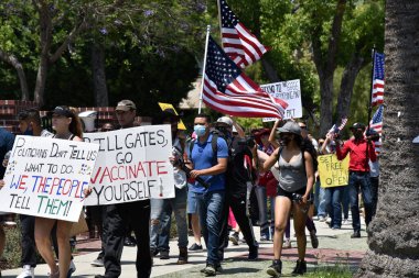 Los Angeles, CA - 8 Mayıs 2020: Covid-19 karşıtı protestocular Los Angeles Belediye Başkanı Garcettis 'in evinin önünde toplandılar