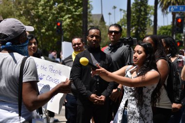 Los Angeles, CA - 8 Mayıs 2020: Los Angeles Belediye Başkanı Garcettis 'in evindeki Anti-Covid-19 karantina protestosu sırasında medya röportajları