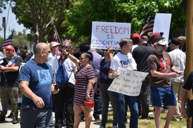 Los Angeles, CA - 8 Mayıs 2020: Covid-19 karşıtı protestocular Los Angeles Belediye Başkanı Garcettis 'in evinde toplandı