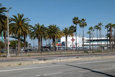 Los Angeles, CA / USA - 19 Nisan 2020: ABD Donanma hastane gemisi Mercy, Coronavirus salgını sırasında Los Angeles Limanı 'na Vincent Thomas Köprüsü' nün yanına yanaştı.