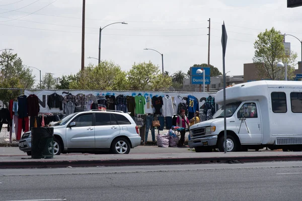 Los Angeles Usa 2020 Április Utcai Árus Ruhákat Árul Covid — Stock Fotó