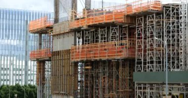 Şehirde yüksek katlı bir şantiye.