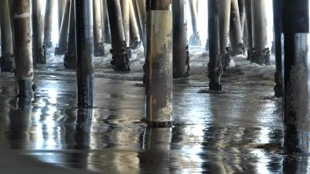 Reflexiones Las Olas Bajo Muelle Santa Mónica Cámara Lenta — Vídeos de Stock