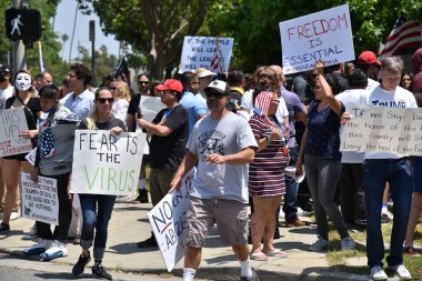 Los Angeles, CA / USA - 8 Mayıs 2020: Covid-19 karşıtı protestocular Los Angeles belediye başkanları evinin önünde toplandı