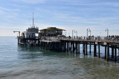 Santa Monica, Ca / Usa - 30 Ocak 2020: Ünlü Santa Monica İskelesi 'nin keyfini çıkaran turist kalabalığı