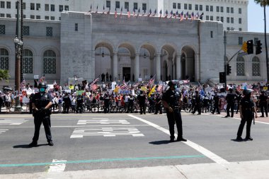 Los Angeles, CA / USA - Mayıs 12020: Polis kalabalığı kontrol altında tutarken, Los Angeles Belediye Binası önündeki COVID-19 protestocuları