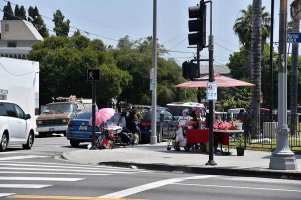 ロサンゼルス Usa 2020年5月8日 フラワーベンダーがCovid 19検疫部隊の事業として路上で販売し 店舗を閉鎖する — ストック写真