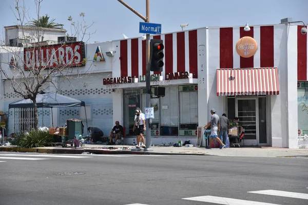 ロサンゼルス Usa 2020年5月8日 Covid 19検疫部隊が店舗を閉鎖すると 商人は商品を持って通りに出る — ストック写真