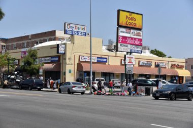 Los Angeles, CA / USA - 8 Mayıs 2020: Coronavirus karantinası şirketleri mağazaları kapatmaya zorlarken, tüccarlar daha fazla malla sokaklara dökülüyor