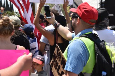 Los Angeles, CA - 8 Mayıs 2020: Covid-19 karşıtı protestocular Los Angeles Belediye Başkanı Garcettis 'in evinin önünde toplandılar