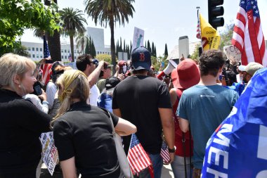 Los Angeles, CA - 8 Mayıs 2020: Covid-19 karşıtı protestocular Los Angeles Belediye Başkanı Garcettis 'in evinin önünde toplandılar