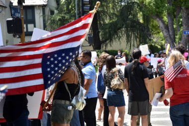 Los Angeles, CA - 8 Mayıs 2020: Covid-19 karşıtı protestocular Los Angeles belediye başkanı Garcettis 'in evinin önünde toplandı