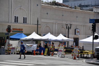 Los Angeles, CA / USA - 9 Mayıs 2020: Hollywood çiftçi pazarı COVID-19 karantina kısıtlamaları sırasında