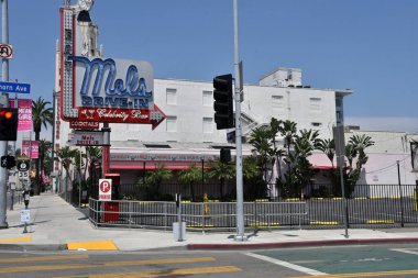 Hollywood, CA - 9 Mayıs 2020: Coronavirus karantinası sırasında restorandaki ünlü Mels Drive 'daki boş otopark