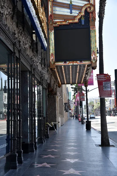 ハリウッド Usa 2020年5月9日 コロナウイルスの隔離中に捨てられた有名なエルキャピタン劇場によるハリウッドの名声の散歩 — ストック写真