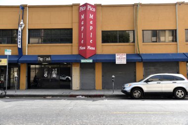 Los Angeles, CA / USA - 28 Nisan 2020: Los Angeles Moda Bölgesi mağazalarında uzun COVID-19 karantinası sırasında kiralama işaretleri görüldü