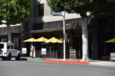 Beverly Hills, CA / USA - 7 Mayıs 2020: Coronavirus karantinası sırasında kaldırım kenarı olan bir restoran