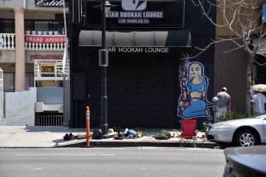 Los Angeles, CA / USA - 8 Mayıs 2020: Sokak satıcıları Coronavirus karantinası tarafından kapatılmak zorunda bırakılan mağazaların önünde mal satıyorlar 