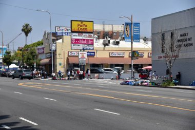 Los Angeles, CA / USA - 8 Mayıs 2020: Coronavirus karantinası şirketleri mağazaları kapatmaya zorlarken, tüccarlar sokaklara döküldü 