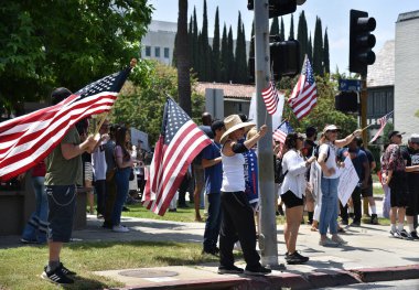 Los Angeles, CA / USA - 8 Mayıs 2020: Anti-Covid-19 protestocuları Belediye Başkanı Garcetti 'nin evinin yakınında özgürlük için savaşıyor