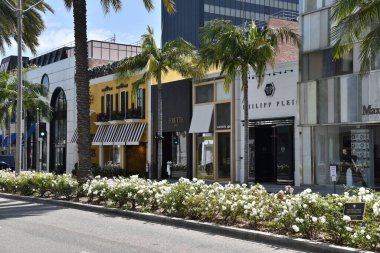 Beverly Hills, CA / USA - 8 Mayıs 2020: Rodeo Drive 'daki lüks perakende mağazaları kapatıldı ve COVID-19 karantinası sırasında sokaklar terk edildi