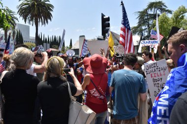 Los Angeles, CA - 8 Mayıs 2020: Covid-19 karşıtı protestocular Los Angeles belediye başkanı Garcettis 'in evinin önünde toplandı