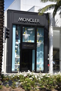 Beverly Hills, CA / USA - 8 Mayıs 2020: Rodeo Drive 'daki Moncler mağazası COVID-19 karantinası sırasında kapandı