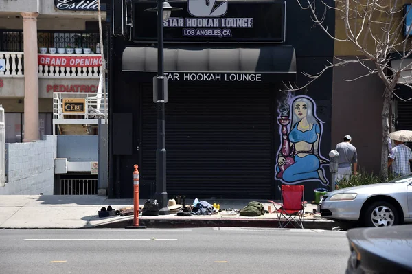 美国加利福尼亚州洛杉矶 2020年5月8日 街头摊贩在因验尸官检疫而被迫关门的商店前销售商品 — 图库照片