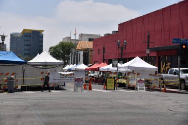 Los Angeles, CA / USA - 9 Mayıs 2020: Coronavirus karantinası sırasında Hollywood çiftçi pazarı