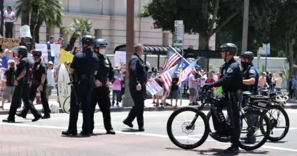 Los Angeles Usa Května 2020 Policisté Kolech Kontrolující Demonstranty Radnici — Stock video
